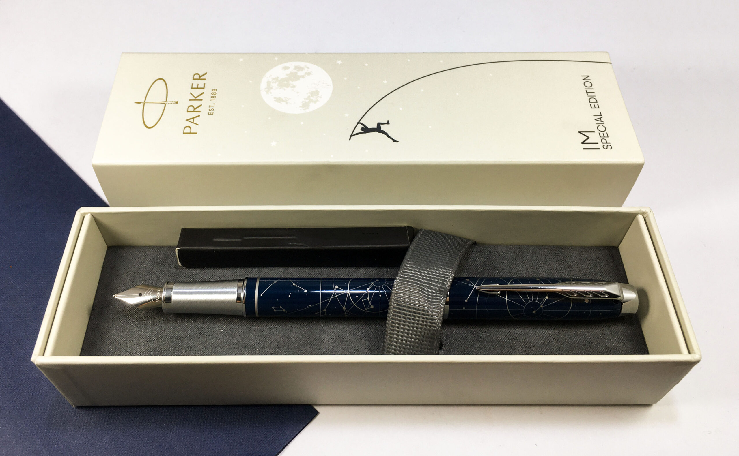 Kindercentrum Afstudeeralbum Stoutmoedig Parker IM Midnight Astral Special Edition Fountain Pen - LIFE PEN COMPANY