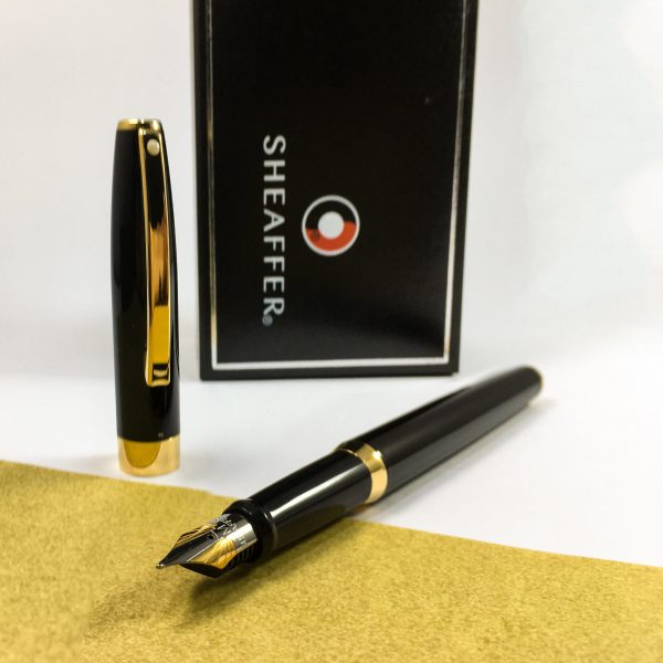 Sheaffer Sagaris GlossBlack with Gold Plated Trim Fountain Pen. - Image 3
